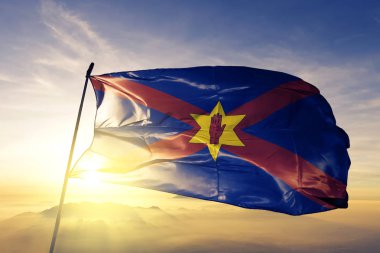 Ulster milliyetçilik bayrağı Tekstil Kumaş kumaş üst gündoğumu sis sis üzerinde sallayarak