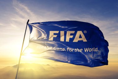 En iyi gündoğumu sis sis üzerinde sallayarak sloganı bayrak tekstil kumaş ile FIFA logo