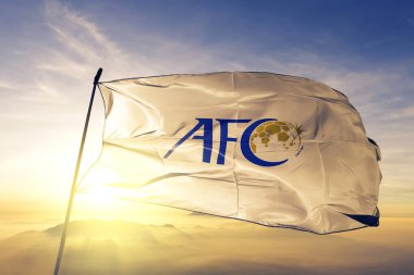 Asya Futbol Konfederasyonu logo bayrak tekstil kumaş üst gündoğumu sis sis üzerinde sallayarak