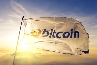 Bitcoin logo bayrak tekstil kumaş üst gündoğumu sis sis üzerinde sallayarak