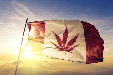 Kanada ot bayrak Tekstil Kumaş kumaş üst gündoğumu sis sis üzerinde sallayarak