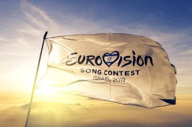 Eurovision Şarkı Yarışması 2019 logo bayrak tekstil kumaş üst gündoğumu sis sis üzerinde sallayarak