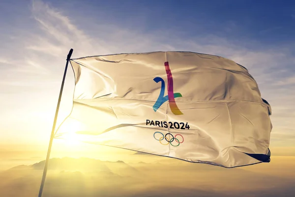2024 Yaz Olimpiyatları Paris logo bayrak Tekstil Kumaş kumaş üst gündoğumu sis sis üzerinde sallayarak