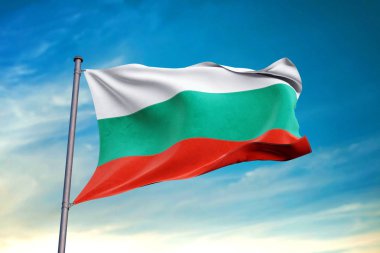 Bulgaristan bayrağı sallayarak temiz mavi gökyüzü karşı yakın çekim