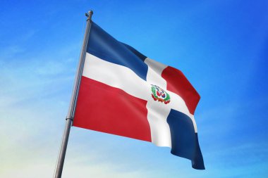 Mavi gökyüzü rüzgarda sallayarak Dominik Cumhuriyeti bayrağı