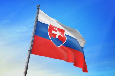 Mavi gökyüzü rüzgarda sallayarak Slovakya bayrağı