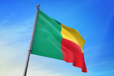 Mavi gökyüzü rüzgarda sallayarak Benin bayrağı