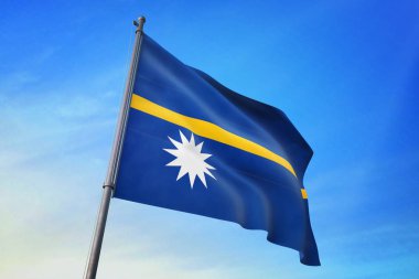 Nauru bayrak mavi gökyüzü rüzgarda sallayarak