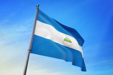 Mavi gökyüzü rüzgarda sallayarak Nikaragua bayrağı