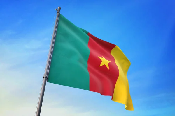 Bandeira Dos Camarões Acenando Céu Azul Vento — Fotografia de Stock