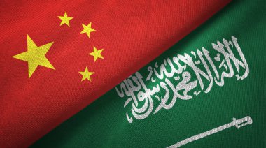 Çin ve Suudi Arabistan bayrakları tekstil kumaş, kumaş dokusu. Metin Suudi Arabistan bayrağı anlamına gelir - hiçbir Tanrı ancak Allah, Muhammed Allah'ın Messenger olduğunu
