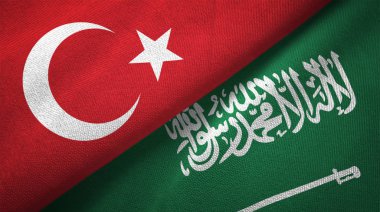 Türkiye ve Suudi Arabistan bayrakları tekstil kumaş, kumaş dokusu. Metin Suudi Arabistan bayrağı anlamına gelir - hiçbir Tanrı ancak Allah, Muhammed Allah'ın Messenger olduğunu
