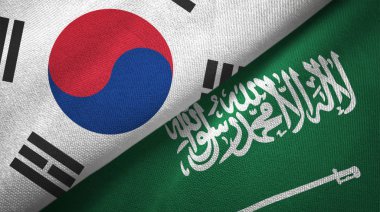 Güney Kore ve Suudi Arabistan bayrakları tekstil kumaş, kumaş dokusu. Metin Suudi Arabistan bayrağı anlamına gelir - hiçbir Tanrı ancak Allah, Muhammed Allah'ın Messenger olduğunu