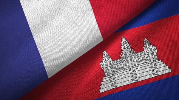 Fransa ve Kamboçya, iki bayrak bir arada. 
