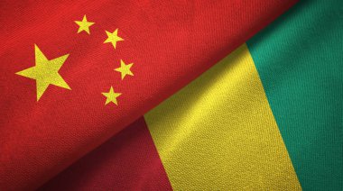 Çin ve Gine bayrakları bir arada.