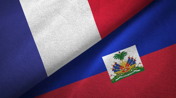 Fransa ve Haiti bayrakları bir arada.
