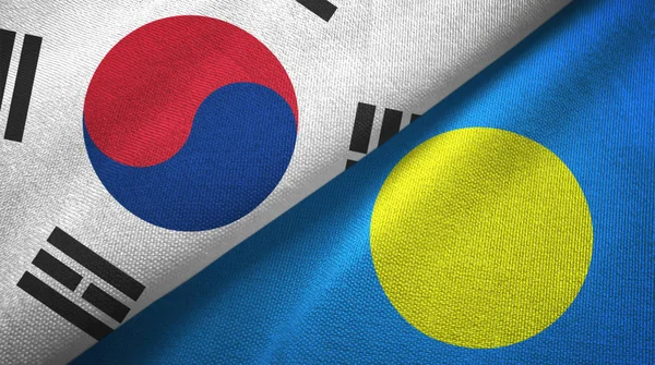 Güney Kore ve Palau bayrakları bir arada.