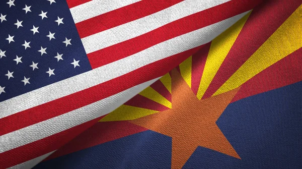 Estados Unidos e Arizona estado duas bandeiras de pano têxtil, textura de tecido — Fotografia de Stock