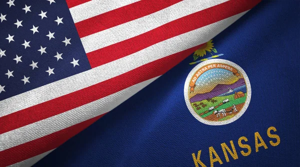Estados Unidos e Kansas estado duas bandeiras de pano têxtil, textura de tecido — Fotografia de Stock