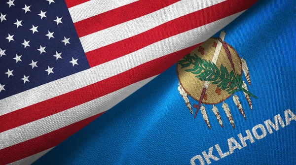 Estados Unidos e Oklahoma estado duas bandeiras de pano têxtil, textura de tecido — Fotografia de Stock