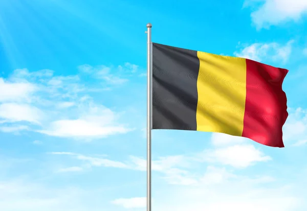 Bandera de Bélgica ondeando cielo fondo 3D ilustración — Foto de Stock