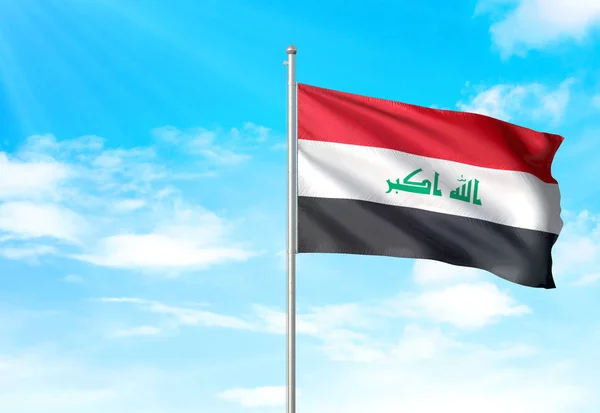 Bendera Irak melambaikan latar belakang langit 3D ilustrasi — Stok Foto