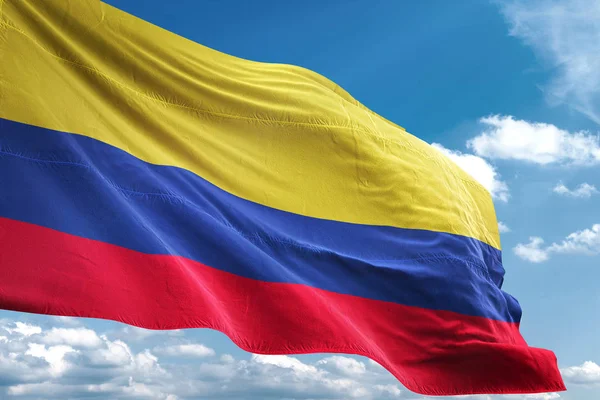 Kolumbia zászlót lengetve ég háttér, 3D-s illusztráció — Stock Fotó