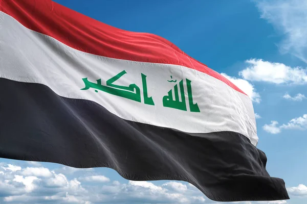 Irak flagga vajande himmel bakgrund 3d illustration — Stockfoto