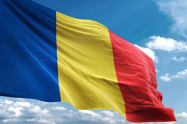 Ρουμανία σημαία κυματίζει ουρανό φόντο εικόνα 3d — Φωτογραφία Αρχείου