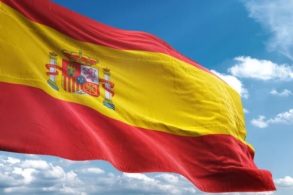스페인 깃발을 물결치는 하늘 배경 3d 그림 — 스톡 사진