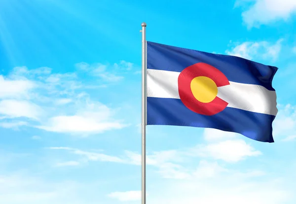 Estado de Colorado de Estados Unidos bandera ondeando cielo fondo ilustración 3D — Foto de Stock