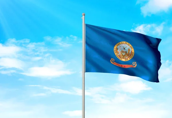 Idaho estado de Estados Unidos bandera ondeando cielo fondo 3D ilustración —  Fotos de Stock