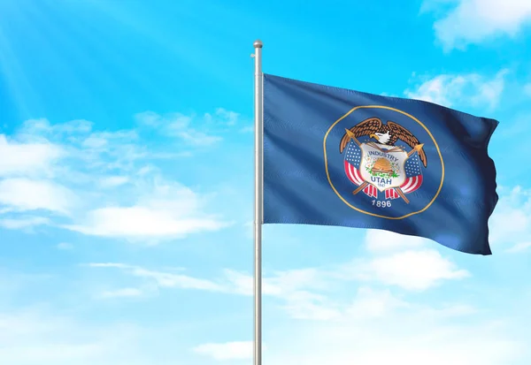 Estado de Utah de Estados Unidos bandera ondeando cielo fondo ilustración 3D — Foto de Stock