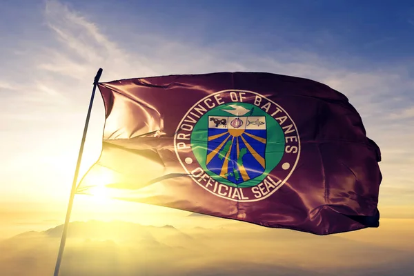 Batanes provincie Filipín mávání vlajkami na horním ranní opar mlhy — Stock fotografie