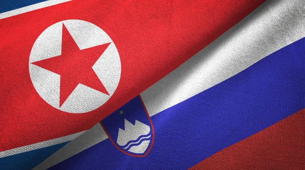 Severní Korea a Slovinsko dvě vlajky textilní tkaniny, textura textilií — Stock fotografie
