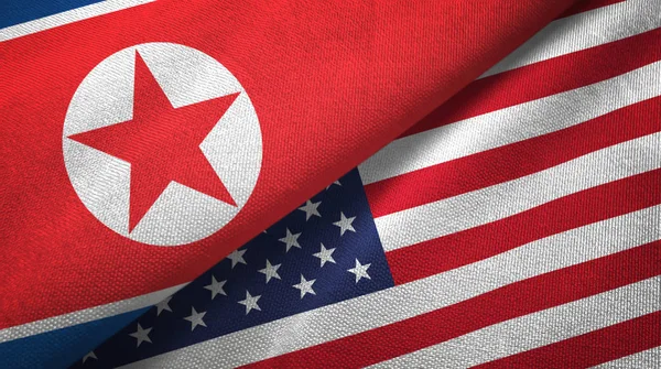 Kuzey Kore ve Amerika Birleşik Devletleri iki bayraklar tekstil kumaş, kumaş dokusu — Stok fotoğraf