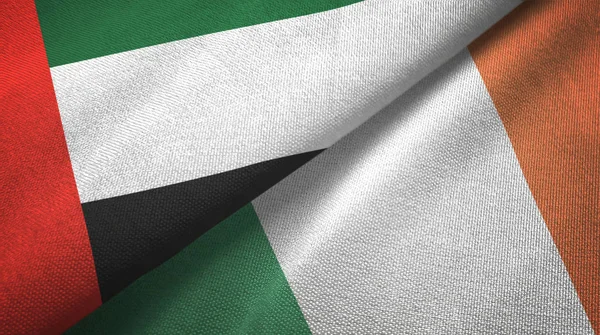 Förenade Arabemiraten och Irland två flaggor textil duk, tyg konsistens — Stockfoto