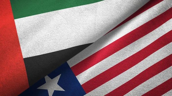 Verenigde Arabische Emiraten en Liberia twee vlaggen textieldoek, weefsel textuur — Stockfoto