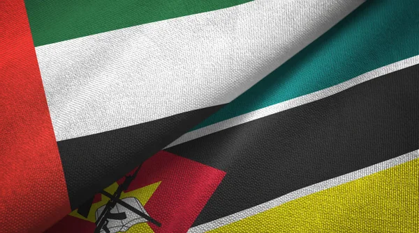 Emirados Árabes Unidos e Moçambique duas bandeiras pano têxtil, textura de tecido — Fotografia de Stock