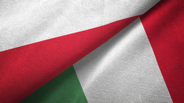 Polska i Włochy dwie flagi tkanina tekstylna, tekstura tkaniny — Zdjęcie stockowe