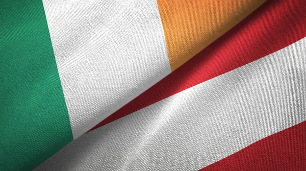 Irlandia i Austria dwie flagi tkanina tekstylna, tekstura tkaniny — Zdjęcie stockowe