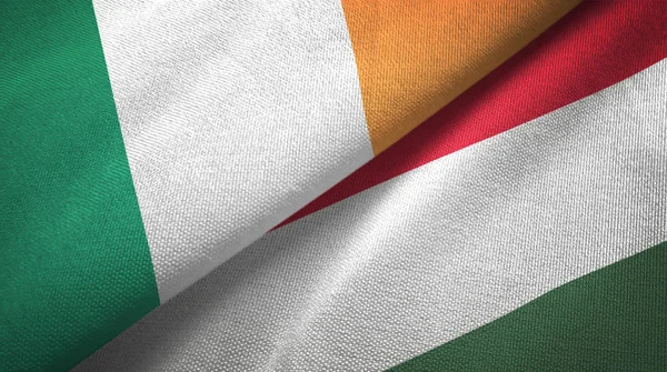 Irlanda y Hungría dos banderas tela textil, textura de la tela —  Fotos de Stock