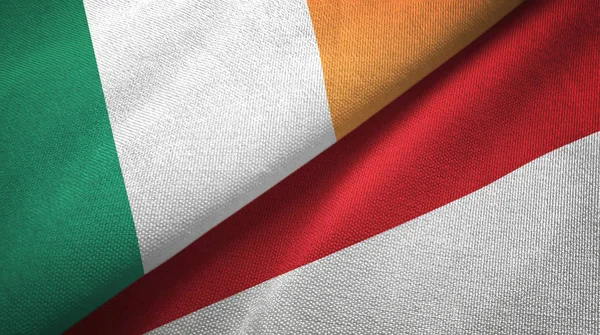 Irlanda e Indonesia dos banderas tela textil, textura de la tela —  Fotos de Stock