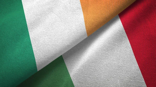 Irlandia i Włochy dwie flagi tkanina tekstylna, tekstura tkaniny — Zdjęcie stockowe