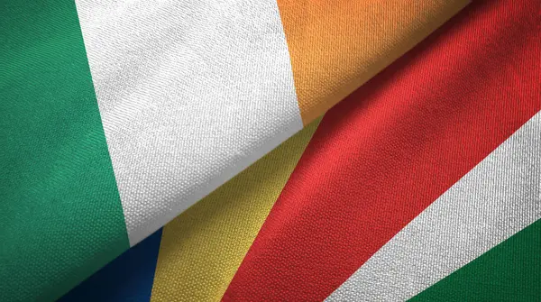 アイルランドとセーシェル2つの旗織物布、生地の質感 — ストック写真