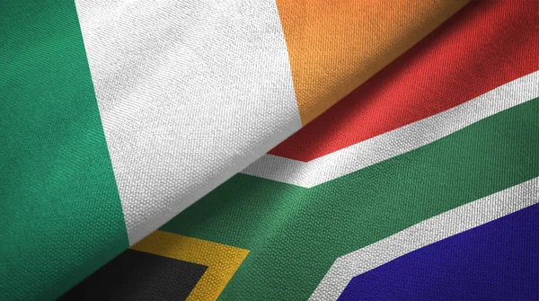 Irland und Südafrika zwei Flaggen Textilstoff, Textur — Stockfoto