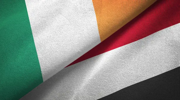 アイルランドとイエメンの2つの旗織物布、生地の質感 — ストック写真
