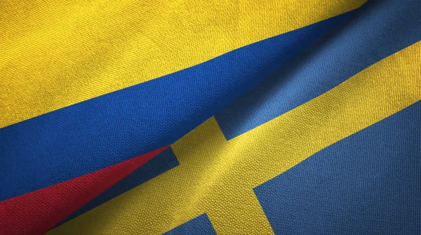 Colômbia e Suécia duas bandeiras de pano têxtil, textura de tecido — Fotografia de Stock