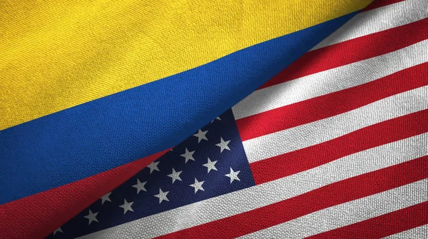 Colombia och Förenta staterna två flaggor textil trasa, tyg textur — Stockfoto