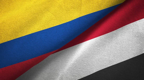 Colômbia e Iêmen duas bandeiras de pano têxtil, textura de tecido — Fotografia de Stock